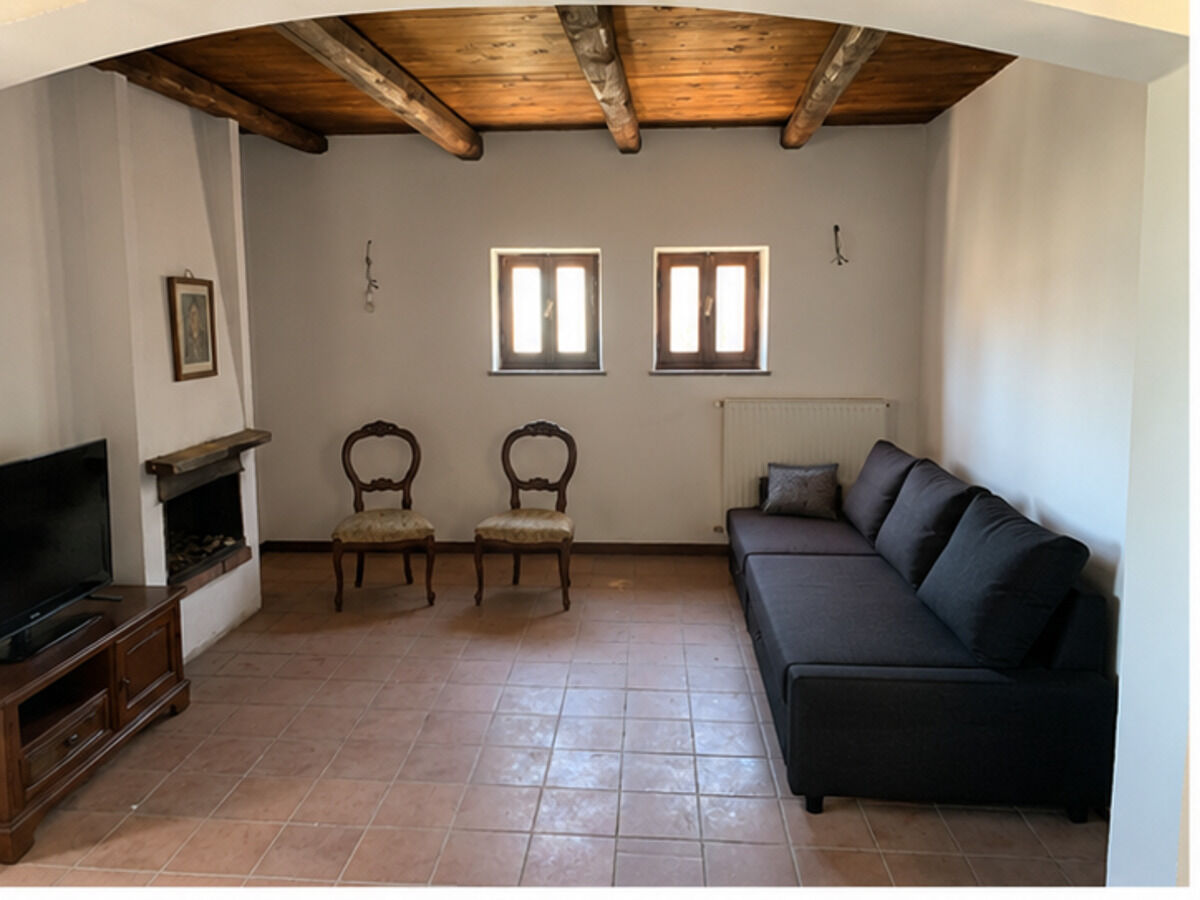 Soggiorno con camino e divano letto